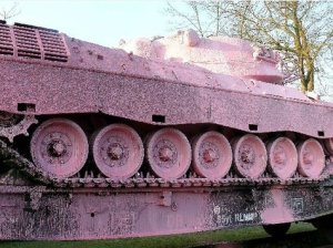 Ein rosaroter Panzer in Thun sorgt für Gesprächsstoff an der Theke.