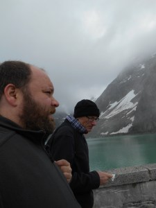 Alfred Wittwer, Leiter terrestrische Ökologie und Verantwortlicher Nachhaltigkeitsleitlinien der KWO, und McStrider am Gelmersee.