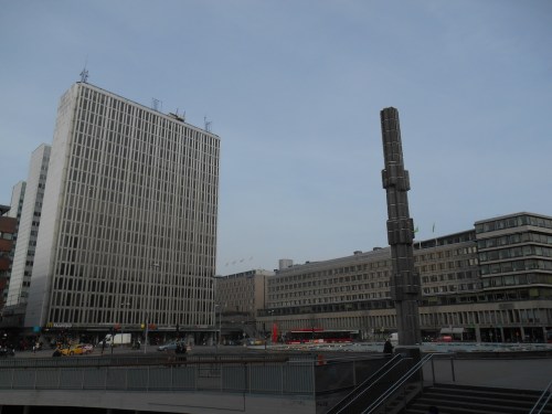 Edvin Öhrström entwarf den "Kristall-vertikal accent" - die Glassäule auf dem Sergles Torg im Zentrum Stockholms.