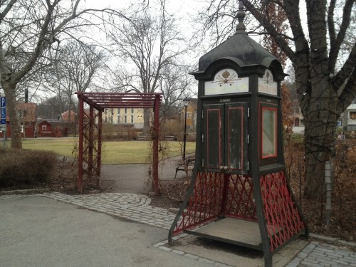 Eine Telefonkabine in Sigtuna, Schweden: Superman dürfte Mühe haben sich hier umzuziehen.