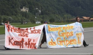 Sie setzten sich durch: Mitglieder der GSoA demonstrieren auf dem Flugplatz Meiringen als 2008 die Luftwaffe mit dem Gripen Testflüge im Oberhasli durchführte.
