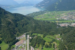 Hier im Naherholungsgebiet am Rugen soll in Zukunft Hartgestein abgebaut werden. Der Steinbruch würde an die Unspunnenwiese (im Vordergrund) grenzen. Foto: Bruno Petroni
